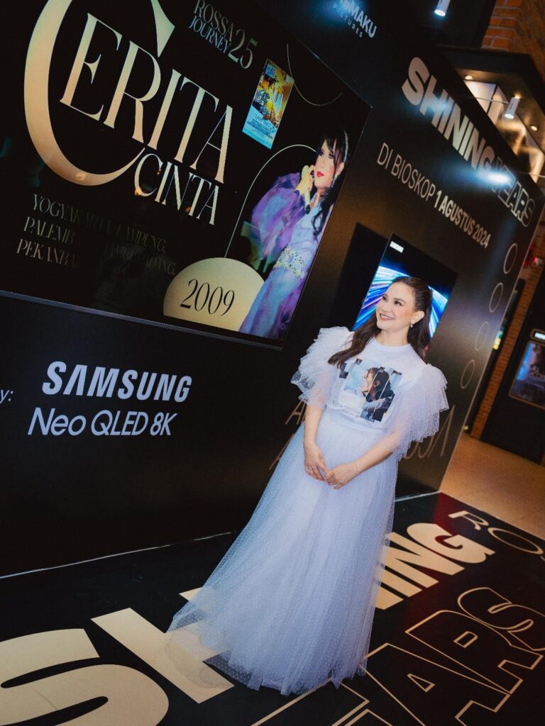 Samsung Apresiasi Penyanyi Rossa dengan Samsung TV Neo QLED 8K